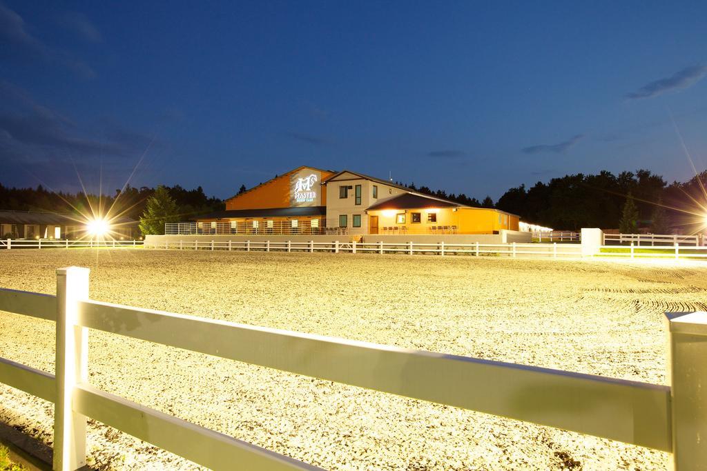 Master Horse Club - Svojetice 호텔 외부 사진